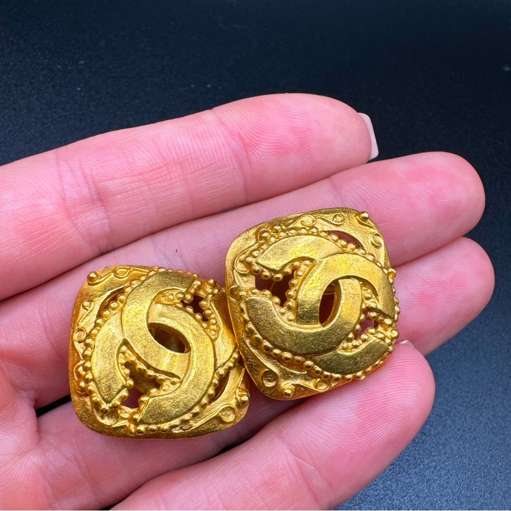 LOT 1413 24K gold plated CHANEL vintage clip on earrings